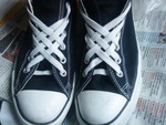 Vi med converse knyter skorna såhär